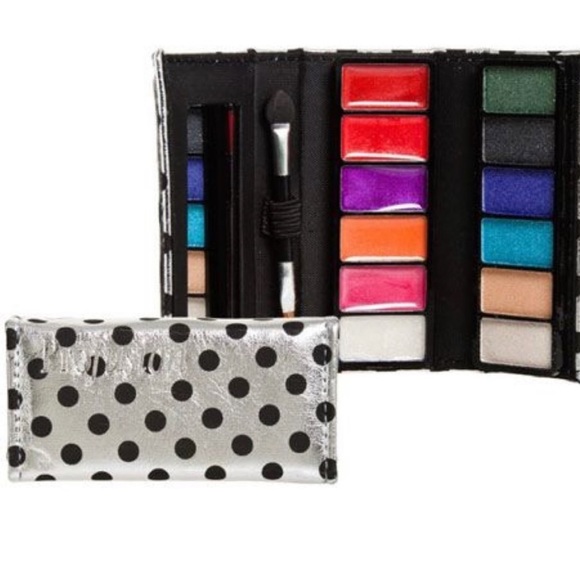 2 Spotlight Eyeshadows & Lipgloss Set NWT - Picture 11 of 12